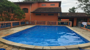 Гостиница Chacará com piscina aquecida 1 hora de SP Mogi das Cruzes,até 30 pessoas  Можи-Дас-Крузис
